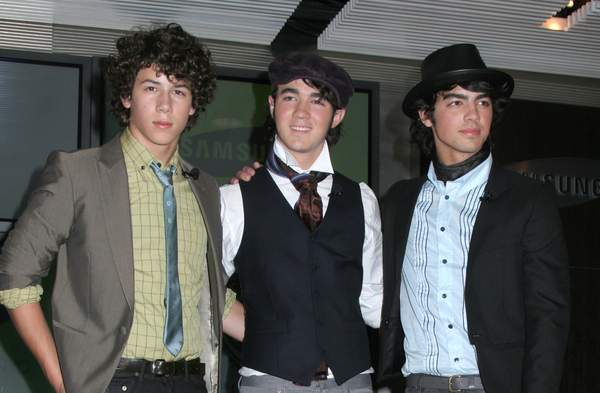 Jonas Brothers<br>Disney's Hollywood Records To Reveal CDVU +Technology