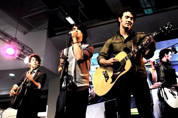 Jonas Brothers<br>The Jonas Brothers in Concert to Promote Their New Album at HMV - June 27, 2008