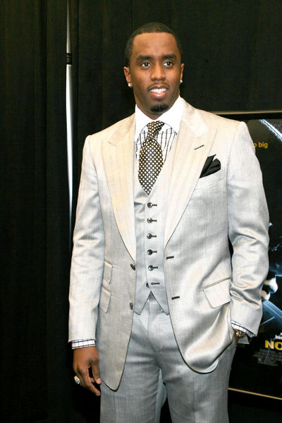 P diddy tg. P Diddy молодой. P Diddy в костюме. P Diddy в молодости. Видеоклип p Diddy в накладном костюме.