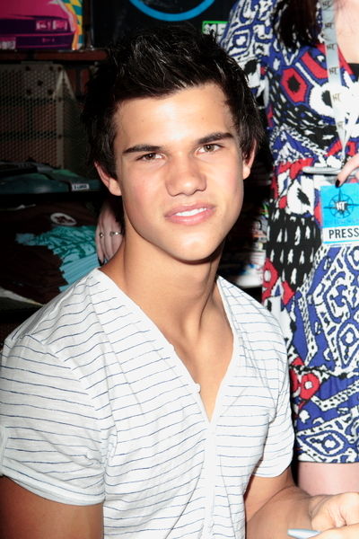 Taylor Lautner;<br>Hot Topic Presents the Twilight Tour at the Hollywood & Highland Center- Q&A and Signing