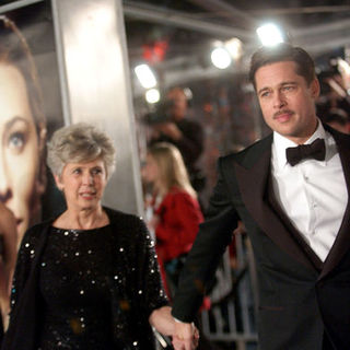 Brad Pitt, Angelina Jolie in "The Curious Case Of Benjamin Button" Los Angeles Premiere - Arrivals