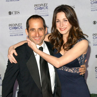 Marin Hinkle, Peter Jacobson in 35th Annual People's Choice Awards - Arrivals