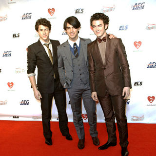 Jonas Brothers; in Neil Diamond Honored as the 2009 Musicares Person Of The Year - Arrivals