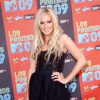 Ashley Tisdale in 2009 MTV Latin VMAs - Arrivals