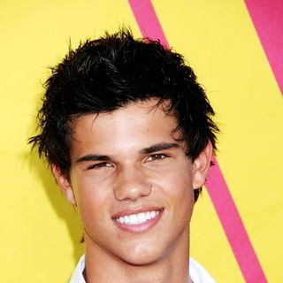 Taylor Lautner; in 2008 MTV Video Music Awards - Arrivals