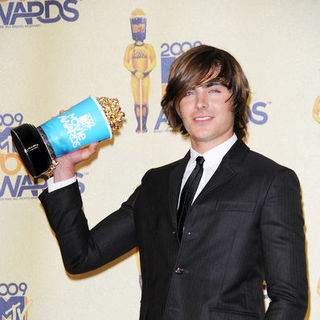 Zac Efron in 18th Annual MTV Movie Awards - Press Room