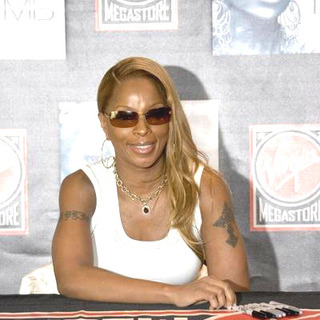 Mary J. Blige in Mary J. Blige Signs Her Latest Hit CD The Breakthrough
