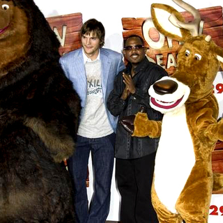 Ashton Kutcher, Martin Lawrence in Open Season Los Angeles Premiere - Red Carpet