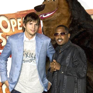 Ashton Kutcher, Martin Lawrence in Open Season Los Angeles Premiere - Red Carpet
