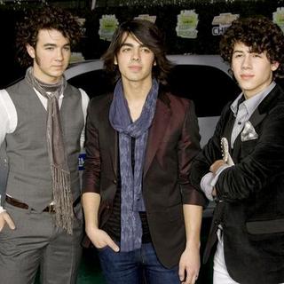 Jonas Brothers in Chevy Rocks the Future