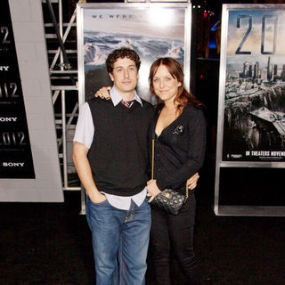 Jason Biggs, Jenny Mollen in "2012" Los Angeles Premiere - Arrivals