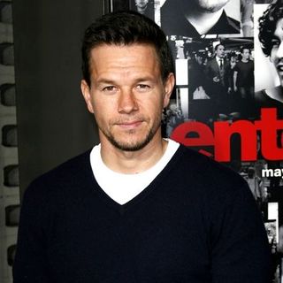 Mark Wahlberg in Entourage Third Season Premiere
