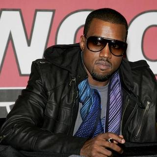Kanye West in In-store signing by Kanye West for his new CD Graduation