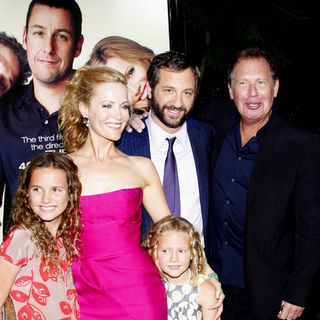 Judd Apatow, Leslie Mann, Maude Apatow, Iris Apatow, Garry Shandling in "Funny People" Los Angeles Premiere - Arrivals