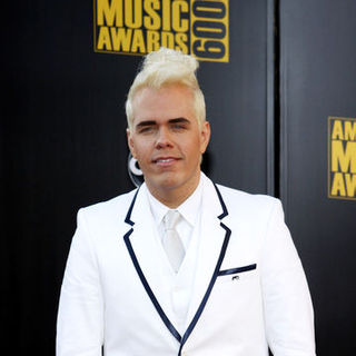 Perez Hilton; in 2009 American Music Awards - Arrivals