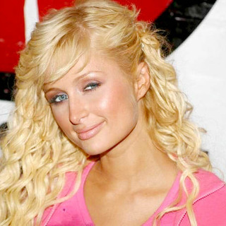 Paris Hilton in Paris Hilton Signs Confessions of an Heiress NY