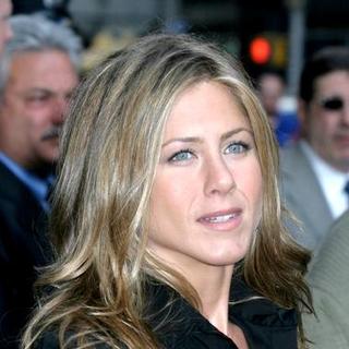 Jennifer Aniston in Jennifer Aniston Appears on Late Show With David Letterman - 5-24-2006