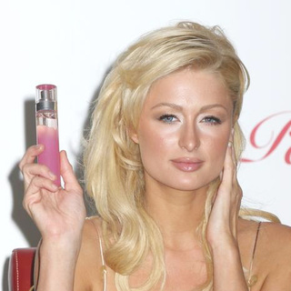 Paris Hilton Launches Her New Fragrance at Macy's Herald Square