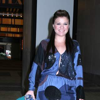 Kelly Clarkson Exiting A Taping of MTV's TRL