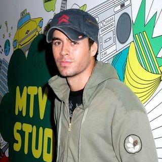 Enrique Iglesias in Enrique Iglesias Appears On MTV's Mi TRL to Promote His New CD Insomniac