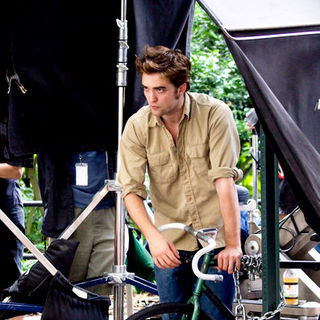 Robert Pattinson Filming "Remember Me" in Washington Square Park in New York on July 2, 2009
