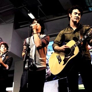Jonas Brothers in The Jonas Brothers in Concert to Promote Their New Album at HMV - June 27, 2008