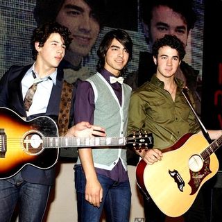 Jonas Brothers in The Jonas Brothers in Concert to Promote Their New Album at HMV - June 27, 2008