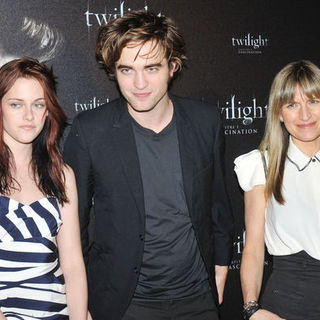 Kristen Stewart;Robert Pattinson;Catherine Hardwicke; in "Twilight" Paris Photocall