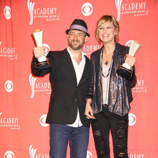 Sugarland in 44th Annual Academy Of Country Music Awards - Press Room