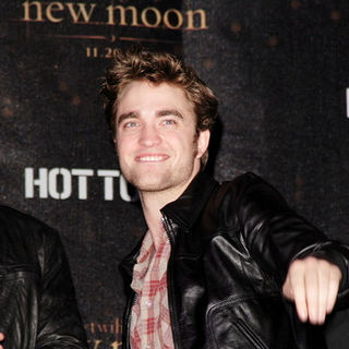 "The Twilight Saga: New Moon" Hollywood & Highland Hot Topic Cast Signings