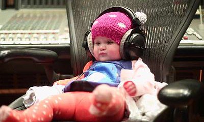 Kelly Clarkson's Daughter Helps Mom Preview New Single 'Heartbeat Song'