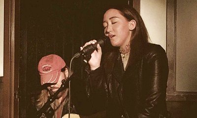 Video: Miley Cyrus' Sister Noah Sings With Dad Billy Ray at Open Mic Night