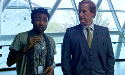 Donald Glover Explains His Plan to Jeff Daniels in 'The Martian' New Clip