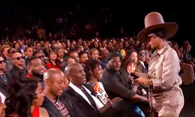 Erykah Badu Scolds Tyrese Gibson for Talking on Phone While She Performs 'Phone Down'