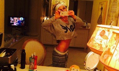 She's Still Got It! Britney Spears Shows Off Washboard Abs in Bedtime Mirror Selfie