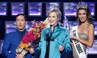 Jane Lynch Makes Fun of Steve Harvey's Miss Universe Mistake During 2016 People's Choice Awards