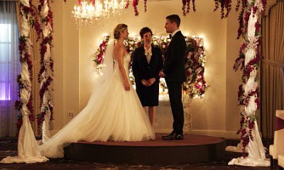 Oliver and Felicity Get Married in New 'Arrow' Photo