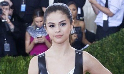 Selena Gomez Crushes and Throws Away 'Marry Justin Please' Sign During Concert