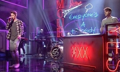 The Chainsmokers Performs on 'Saturday Night Live'