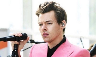 Harry Styles Stops His Concert to Pay Tribute to Victims of Manchester Bombing