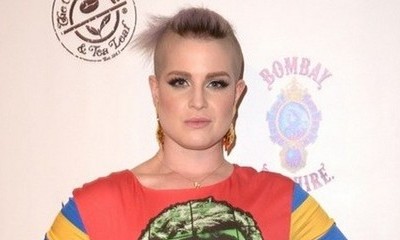 Kelly Osbourne Shows Her Derriere While Struggling to Get Out of Her Dress