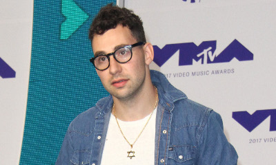 MTV VMAs 2017: Jack Antonoff Looks Bored and Eats Banana as Katy Perry Hosts
