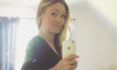 Julia Stiles Debuts Baby Bump on Instagram: 'I Couldn't Resist'