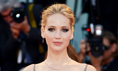 Braless Jennifer Lawrence Hits Red Carpet of 'mother!' Premiere With Darren Aronofsky