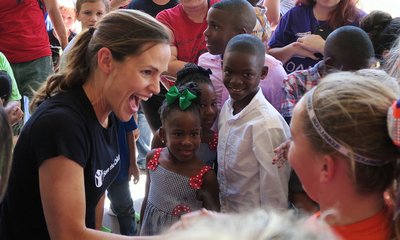 Jennifer Garner Hands Out Donations to Children Affected by Hurricane Harvey