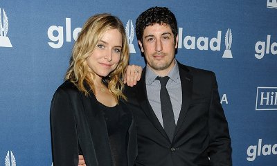 Jason Biggs Cups Pregnant Jenny Mollen's Naked Boobs in Raunchy Selfie