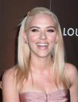 Video: Scarlett Johansson Singing Live Her Cover Singles