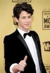 Red Capet of 2010 Critics' Choice Awards Rolled Out, Nick Jonas Arrives in Suit