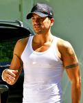 Peter Andre Forced to Improvise During Live Appearance