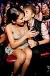 Justin Bieber Steals Kisses From Selena Gomez at 2011 Teen Choice Awards